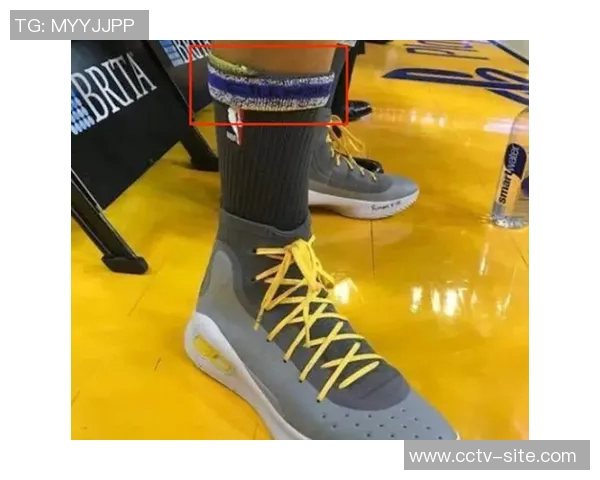 克莱女友晒拉布布穿球衣秀恩爱引发网友热议与羡慕