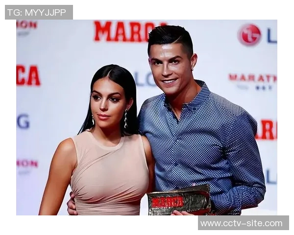 小特朗普与女友合影C罗乔治娜感慨椭圆形办公室的意外邂逅与人生奇遇 小特朗普与女友合影C罗乔治娜感慨椭圆形办公室的意外邂逅与人生奇遇