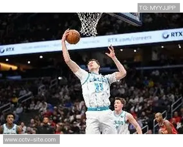 新秀卡尔克布伦纳半场表现抢眼2中2斩获8分3篮板1抢断1盖帽