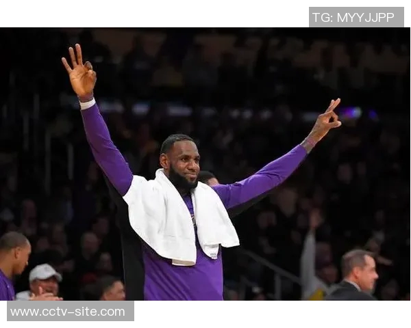 老詹虽显生疏但视野传球依旧出色艾顿与海斯双双获益丰厚